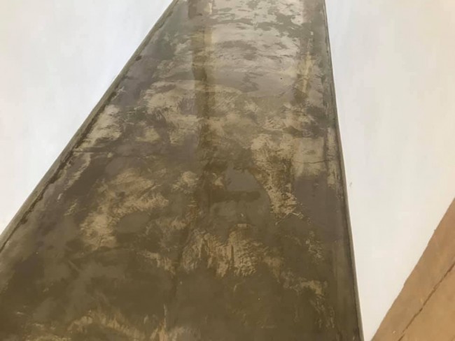 Een kalkvloer met opstaande plint in de olie